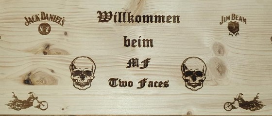 Holzbrett mit Willkommensgruß